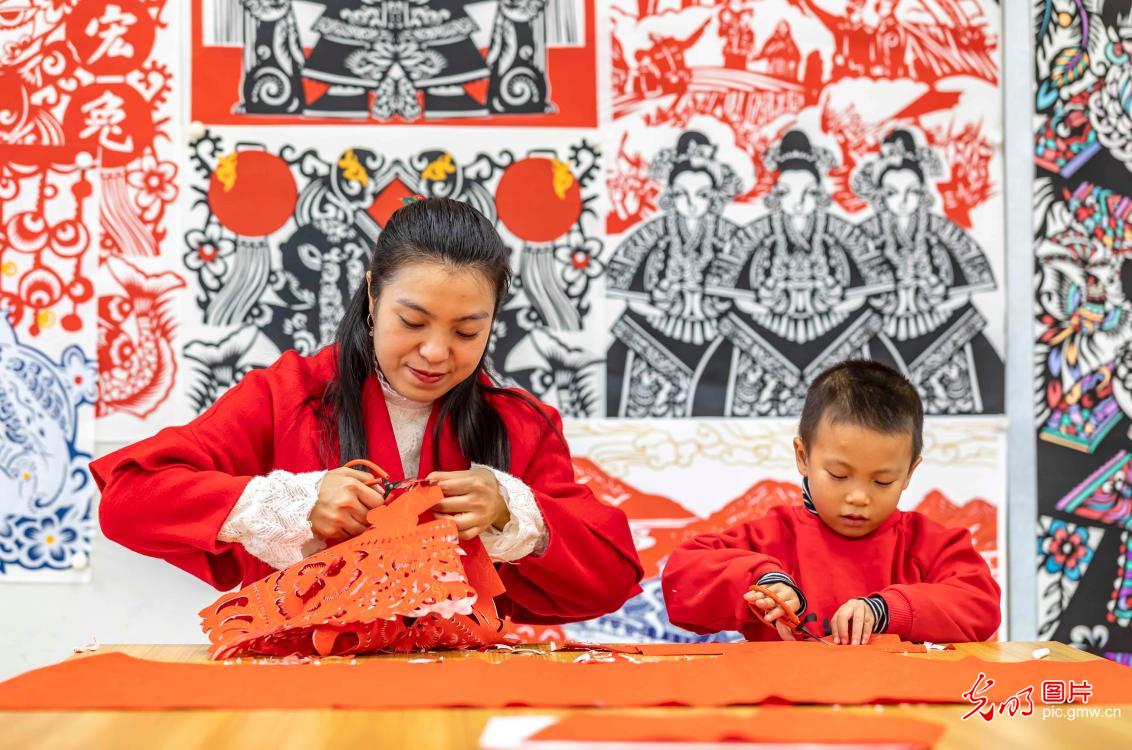 贵州黔西：剪纸迎新年 非遗续传承