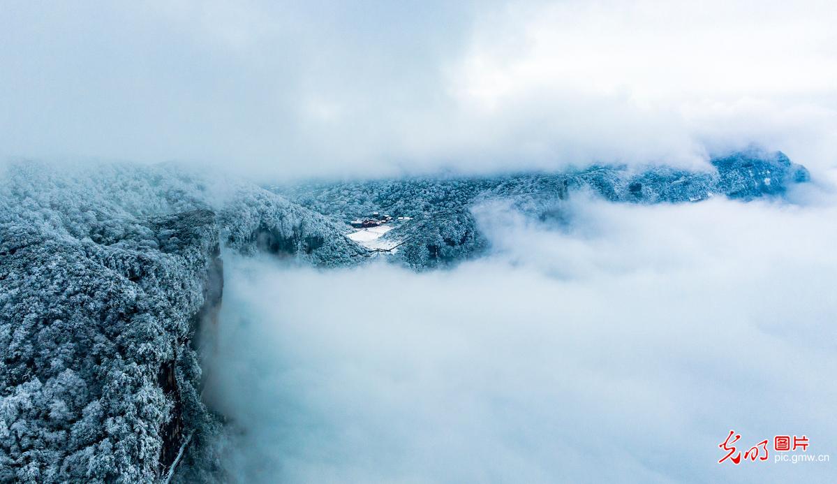 雪山云海壮美如画