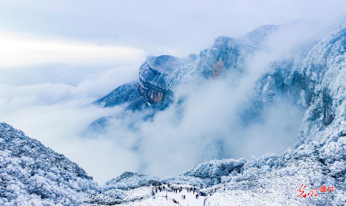 雪山云海壮美如画