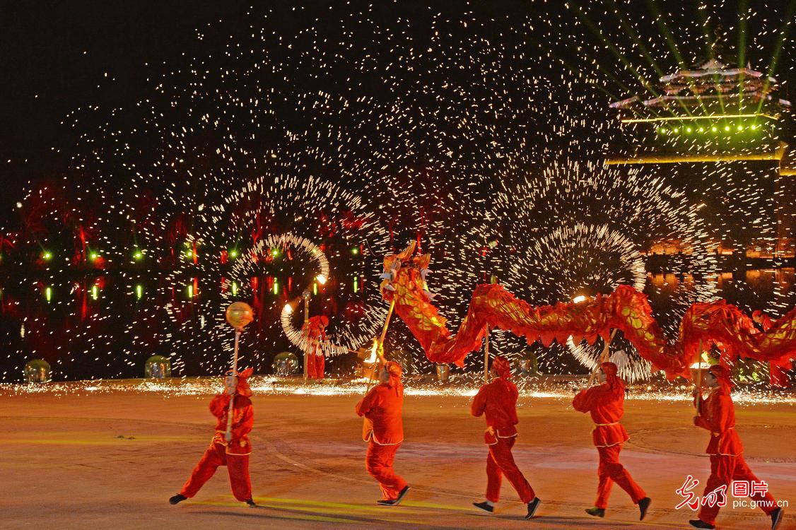 赏烟花观非遗 山中过大年