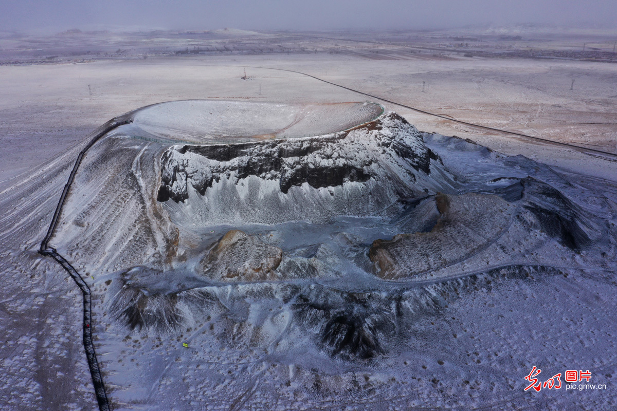 内蒙古乌兰察布：雪后火山别样美