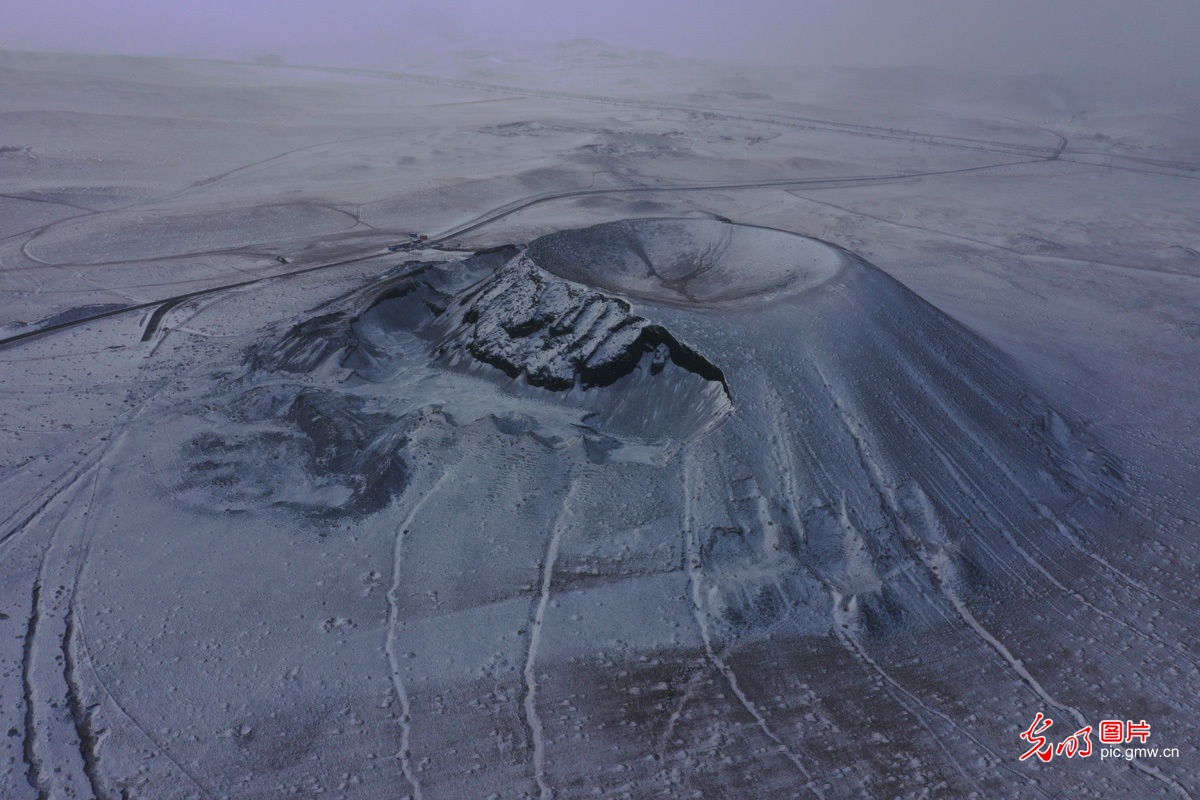 内蒙古乌兰察布：雪后火山别样美