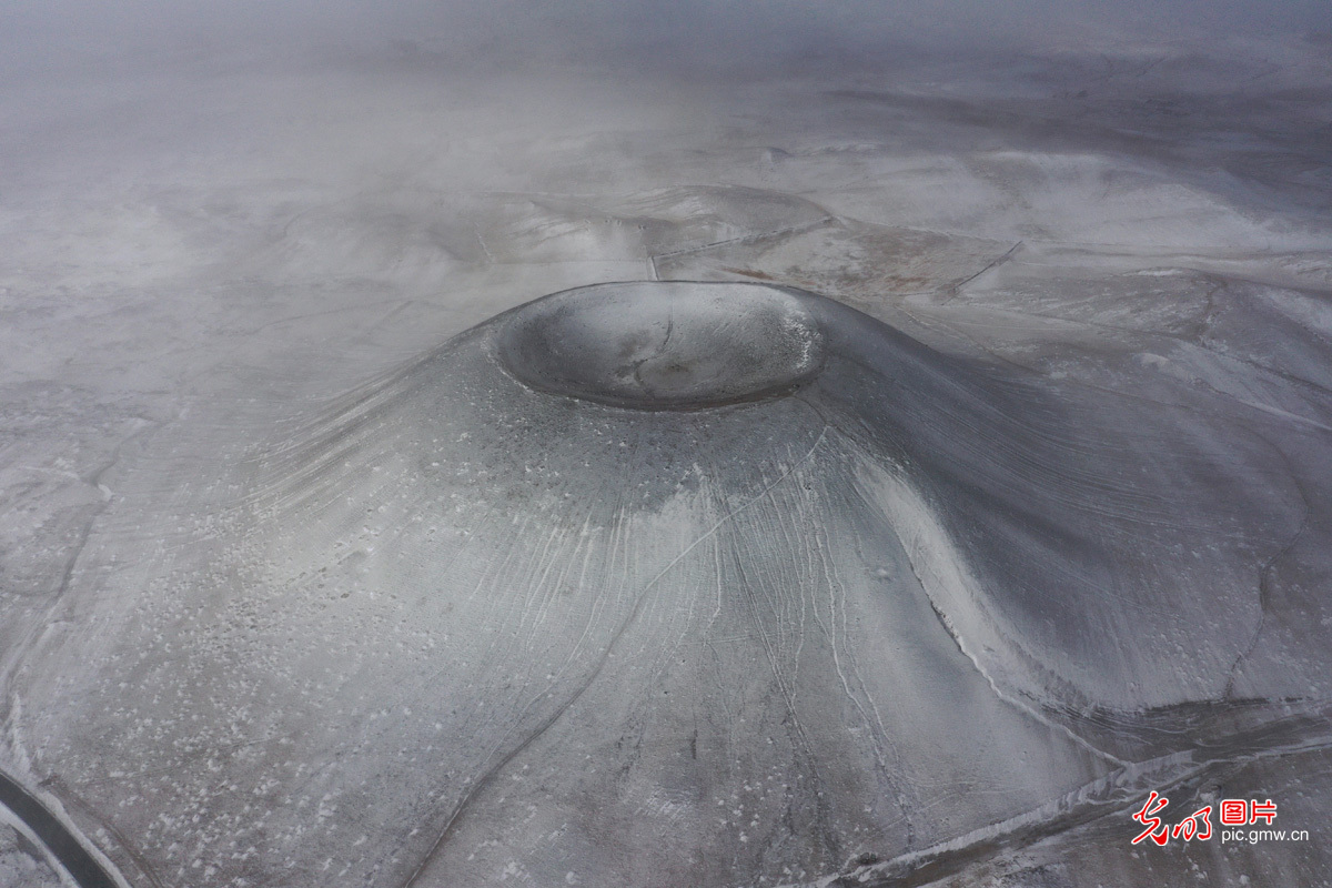 内蒙古乌兰察布：雪后火山别样美