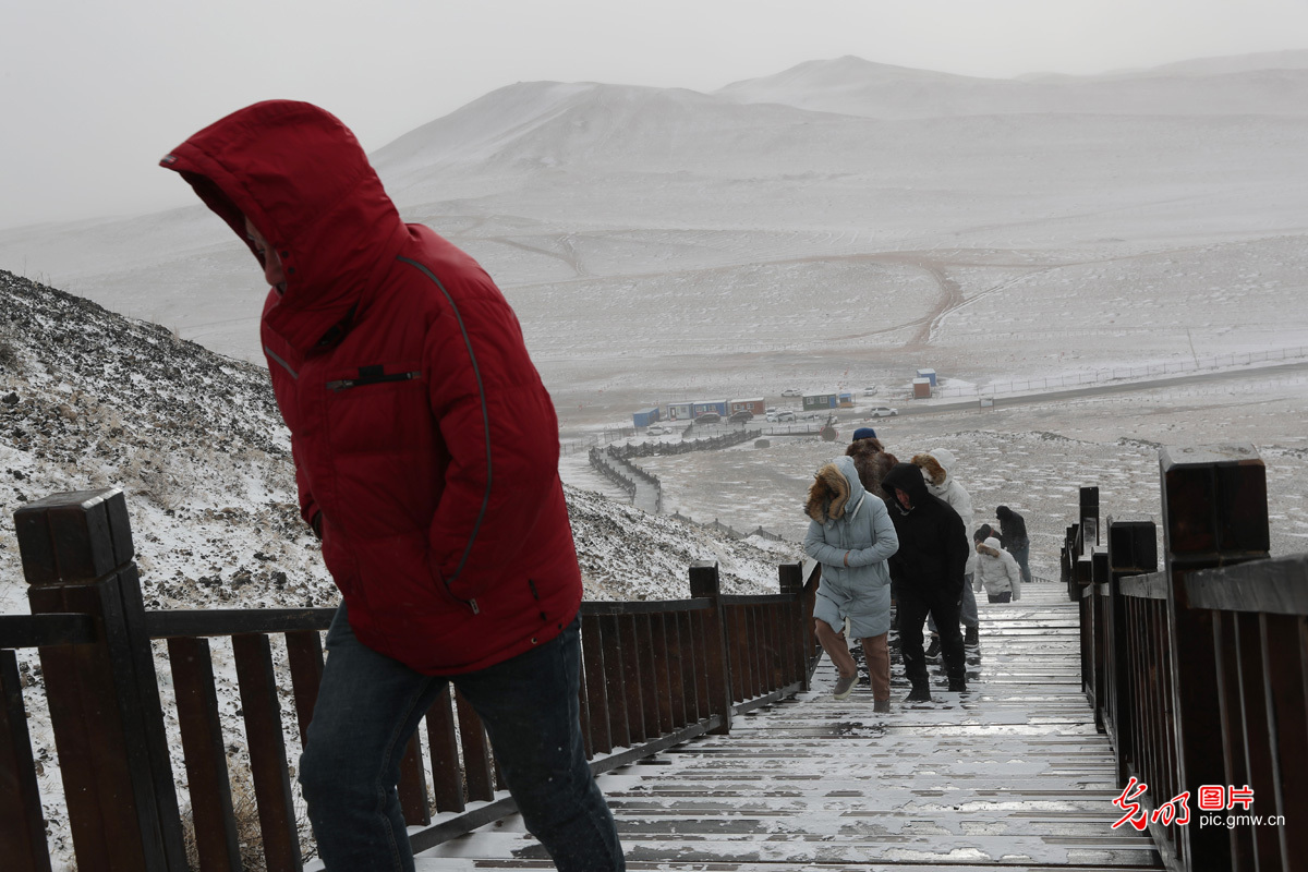 内蒙古乌兰察布：雪后火山别样美