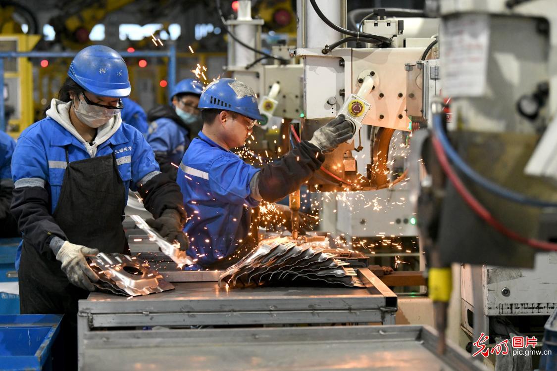 福建宁德：汽车零部件生产车间繁忙有序