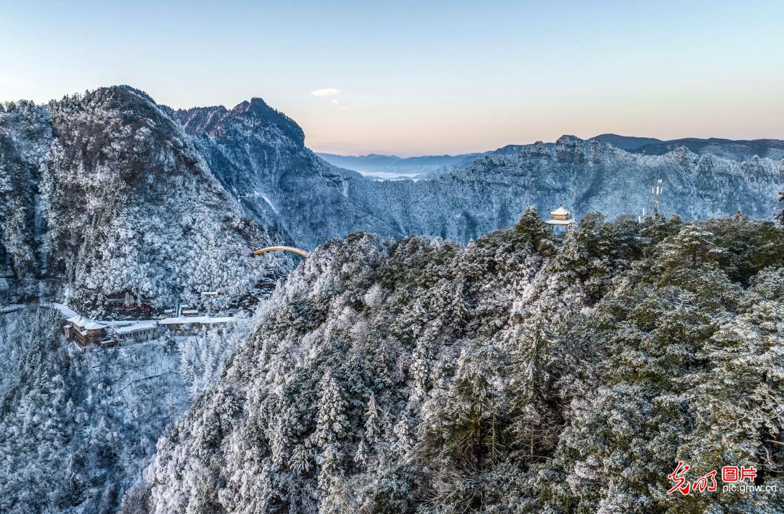 初春雾凇美 冰雪引游客