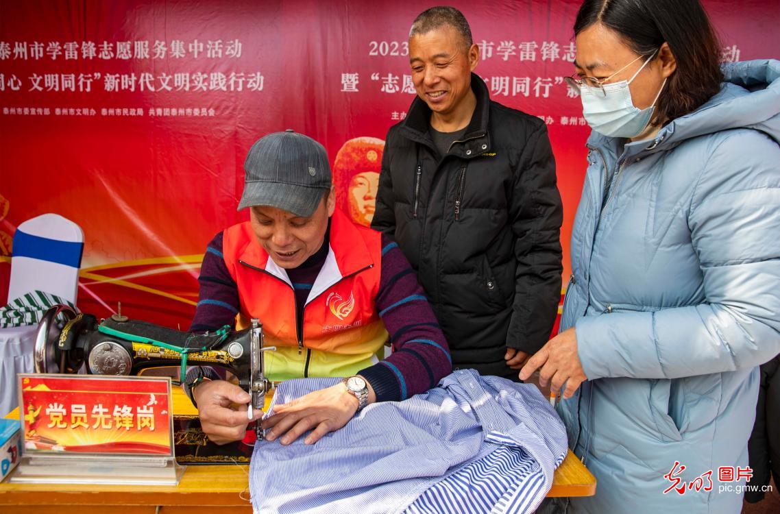 江苏泰州:学雷锋 在行动 江苏泰州:学雷锋 在行动