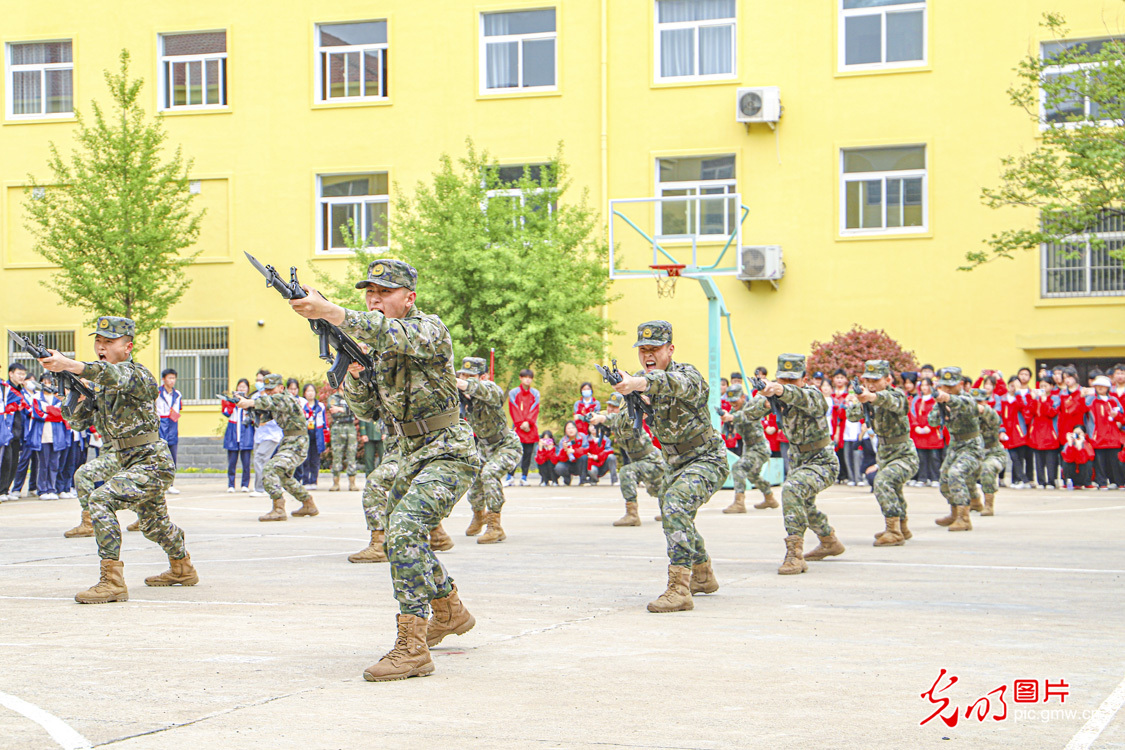 【光明图刊】河南商丘：“零距离”学习国防安全知识 体验军营迷彩生活