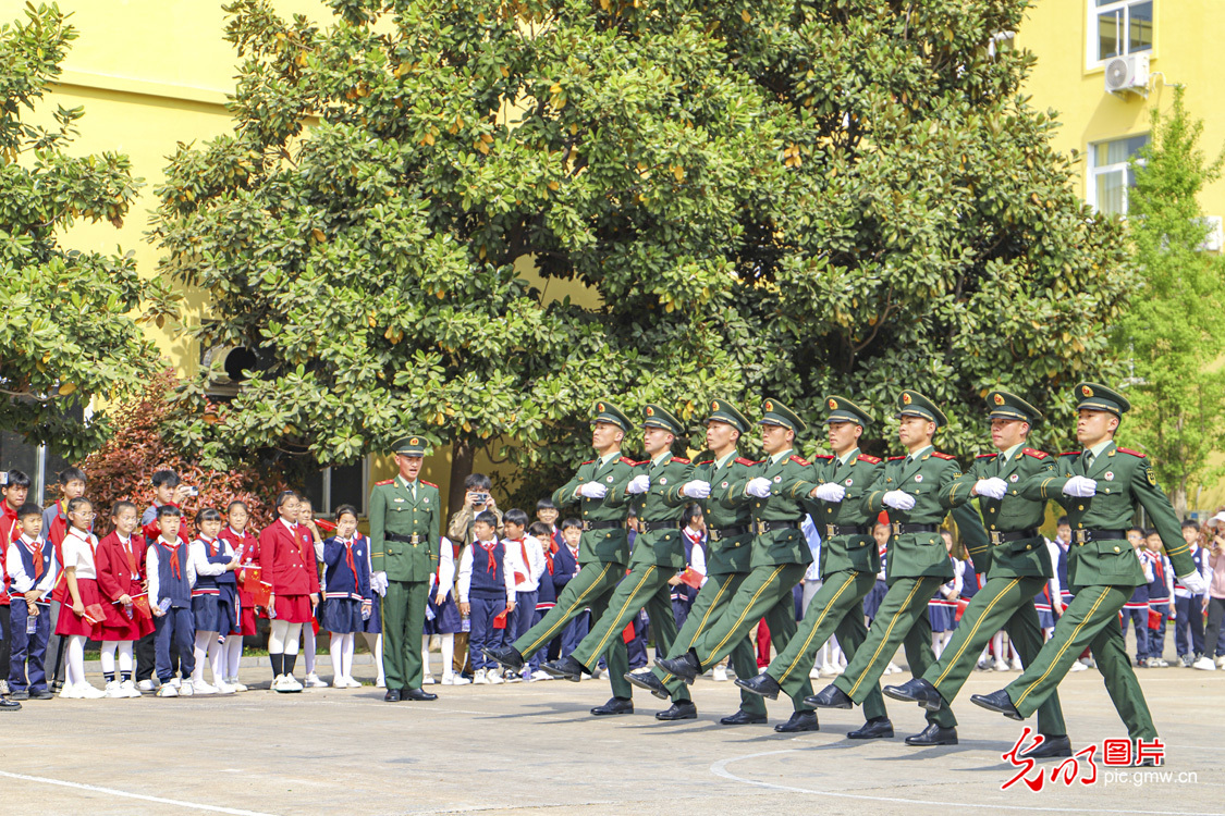 【光明图刊】河南商丘：“零距离”学习国防安全知识 体验军营迷彩生活