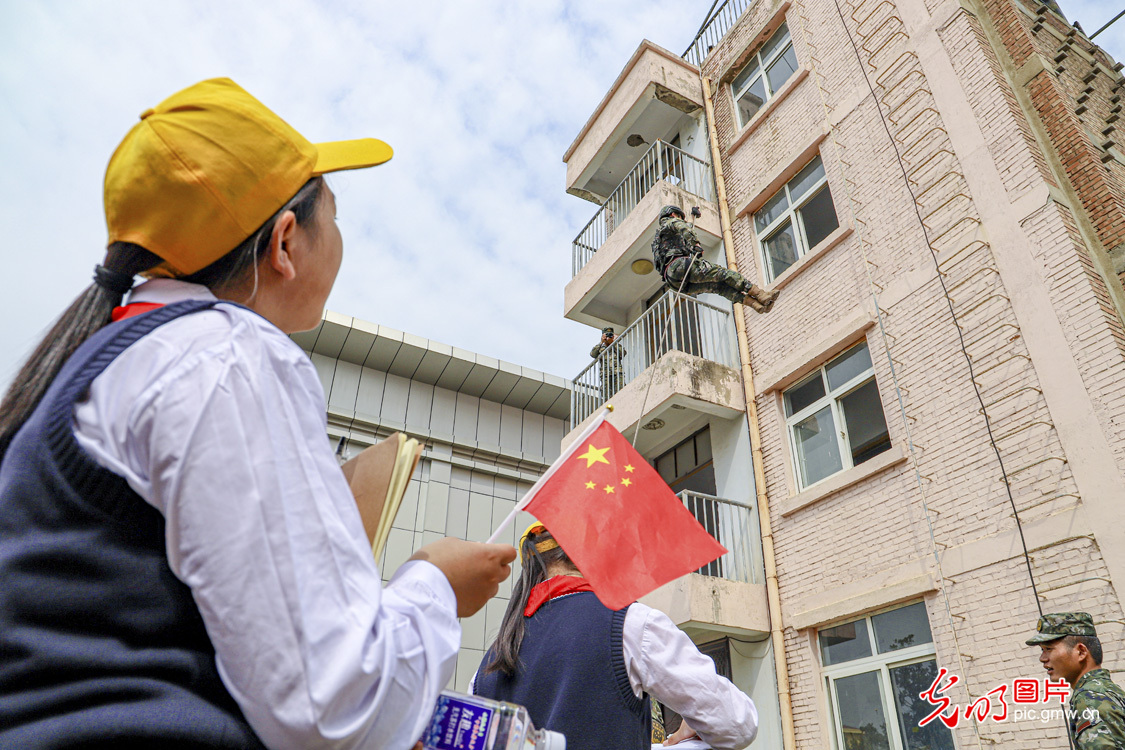 【光明图刊】河南商丘：“零距离”学习国防安全知识 体验军营迷彩生活