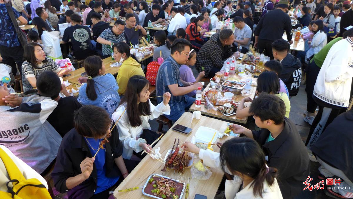 【百姓微生活】河南开封：五一假期鼓楼夜市人气旺