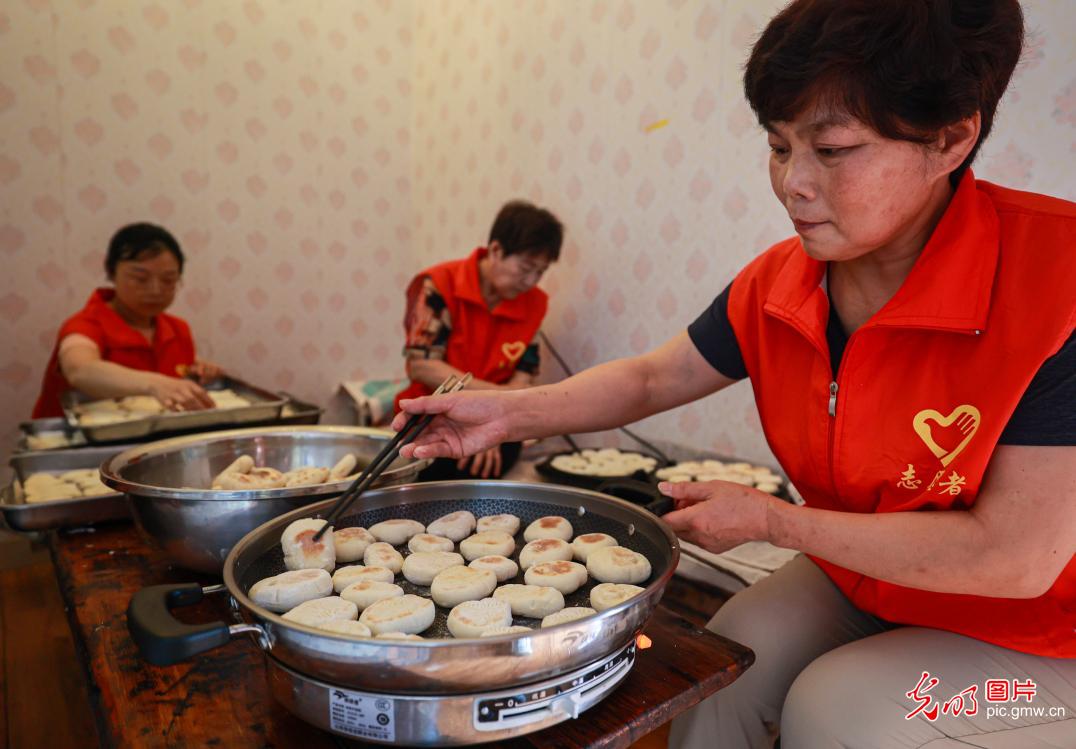 暖心食堂里巧果飘香