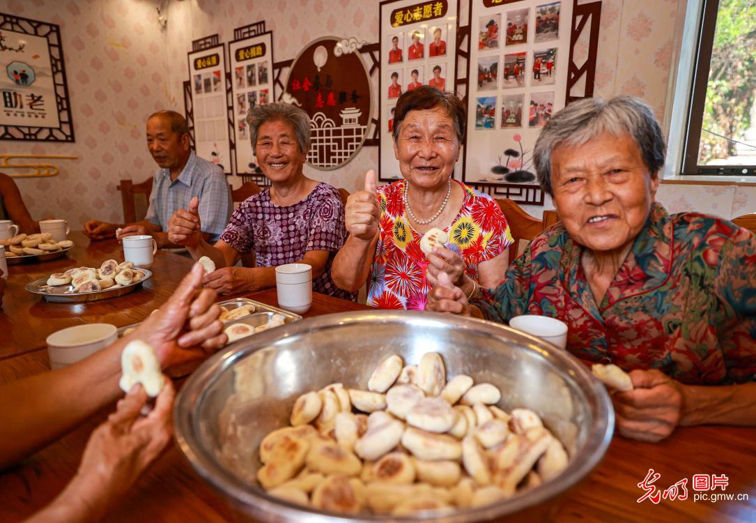 暖心食堂里巧果飘香