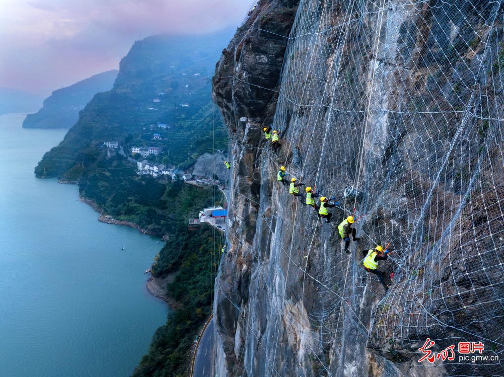 湖北秭归：三峡绝壁公路加装防护网