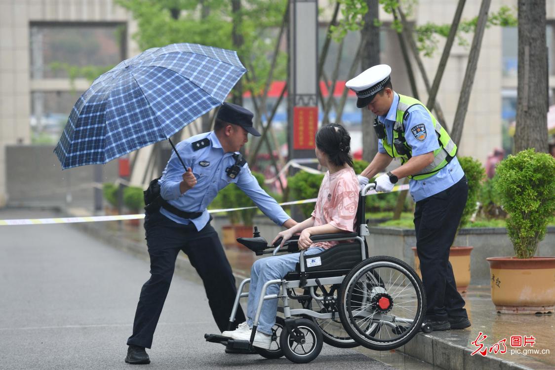 警随高考 暖心护航