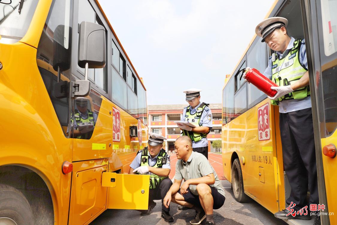 校车“体检”迎开学