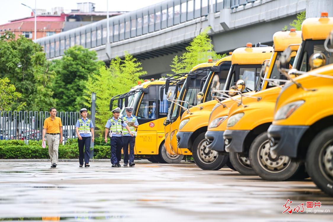 校车“体检”迎开学