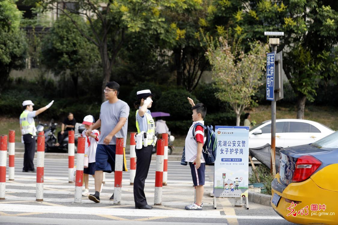 站好“护学岗” 护航开学季