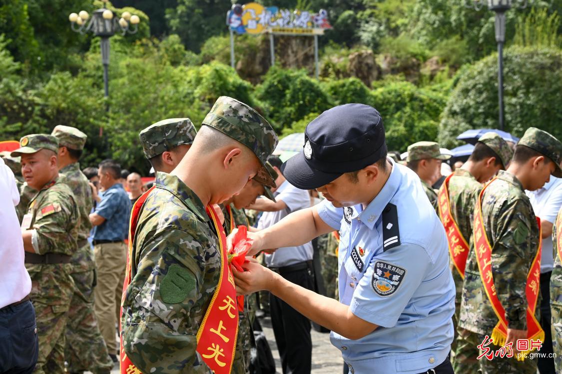 身披戎装赴军营