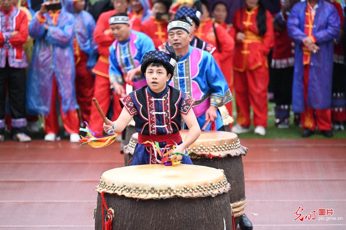 国庆各地非遗展演引游客