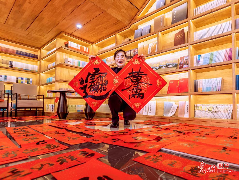 【新春走基层】写春联送祝福 浓浓墨香迎新春