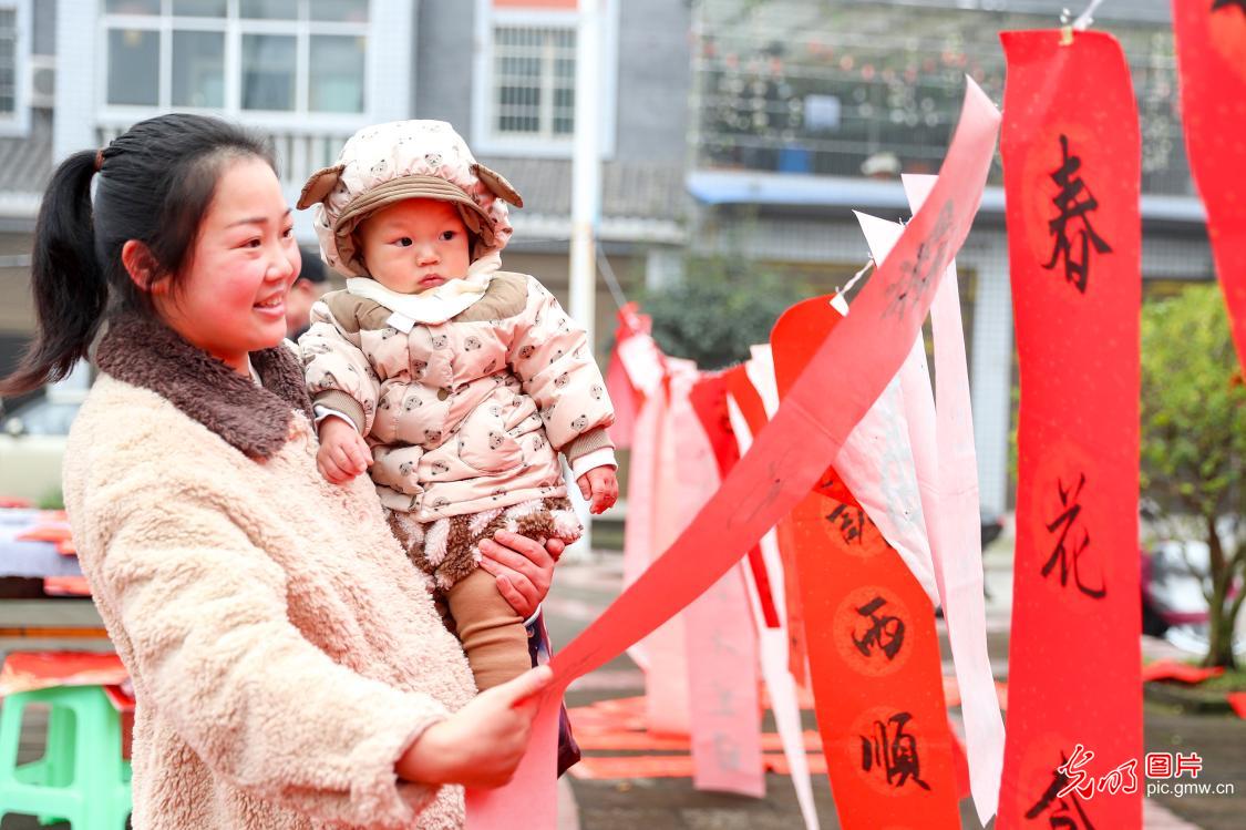 【新春走基层】写春联送祝福 浓浓墨香迎新春