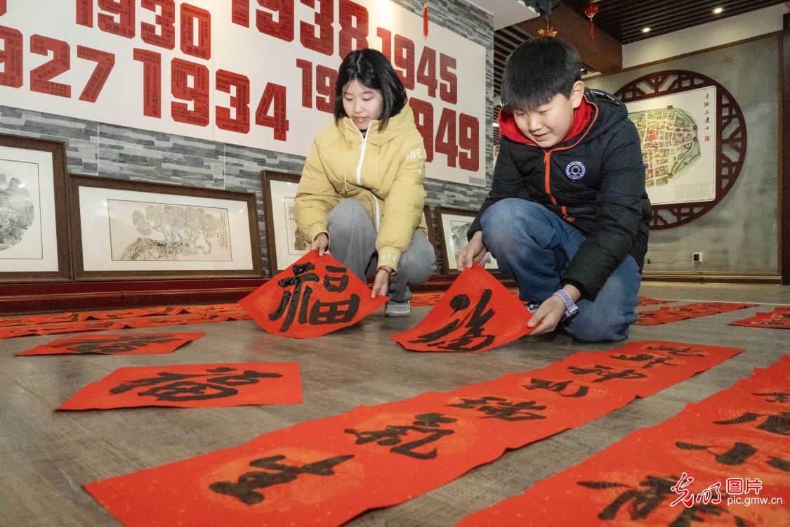 【新春走基层】写春联送祝福 浓浓墨香迎新春