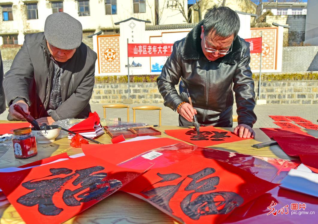 【新春走基层】写春联送祝福 浓浓墨香迎新春
