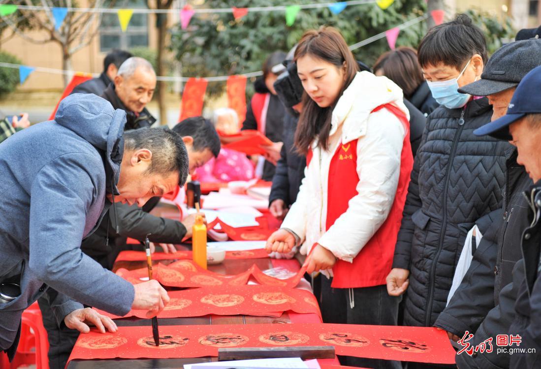 【新春走基层】写春联送祝福 浓浓墨香迎新春