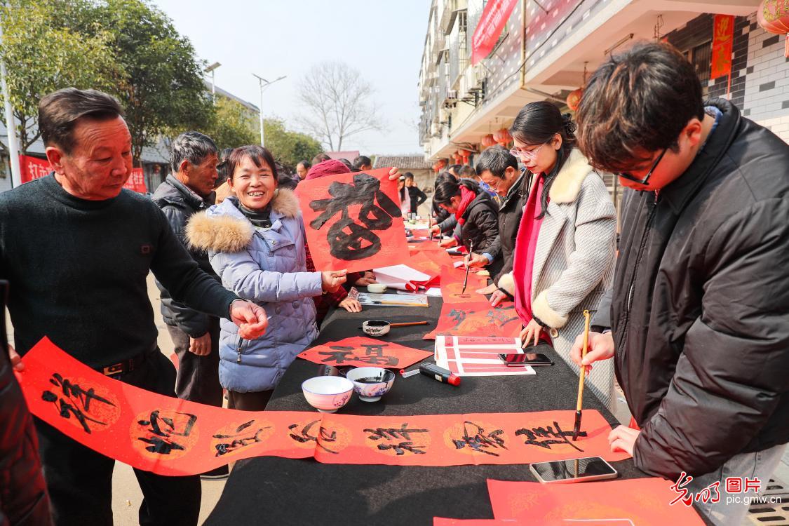 【新春走基层】写春联送祝福 浓浓墨香迎新春