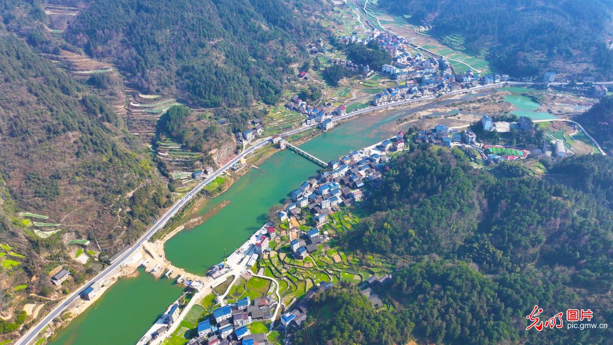 绿水青山相映成景