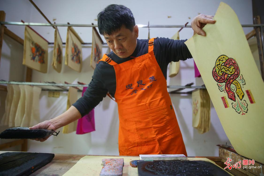 湖南隆回:滩头木版年画印制忙 湖南隆回:滩头木版年画印制忙