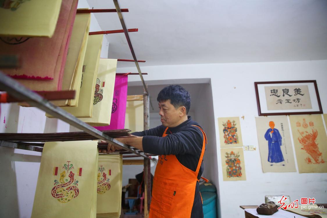 湖南隆回:滩头木版年画印制忙 湖南隆回:滩头木版年画印制忙