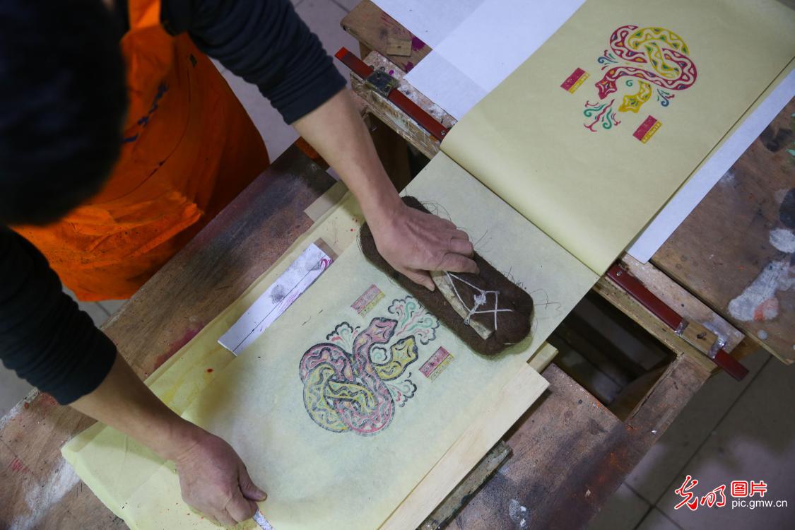 湖南隆回:滩头木版年画印制忙 湖南隆回:滩头木版年画印制忙