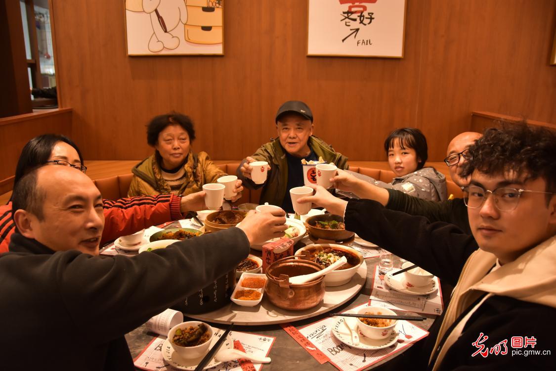 【新春走基层】除夕饭香飘四海 团圆年味满人间 【新春走基层】除夕饭香飘四海 团圆年味满人间