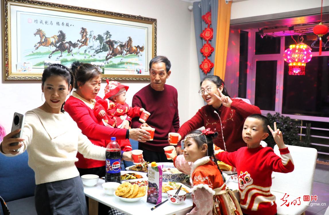 【新春走基层】除夕饭香飘四海 团圆年味满人间 【新春走基层】除夕饭香飘四海 团圆年味满人间