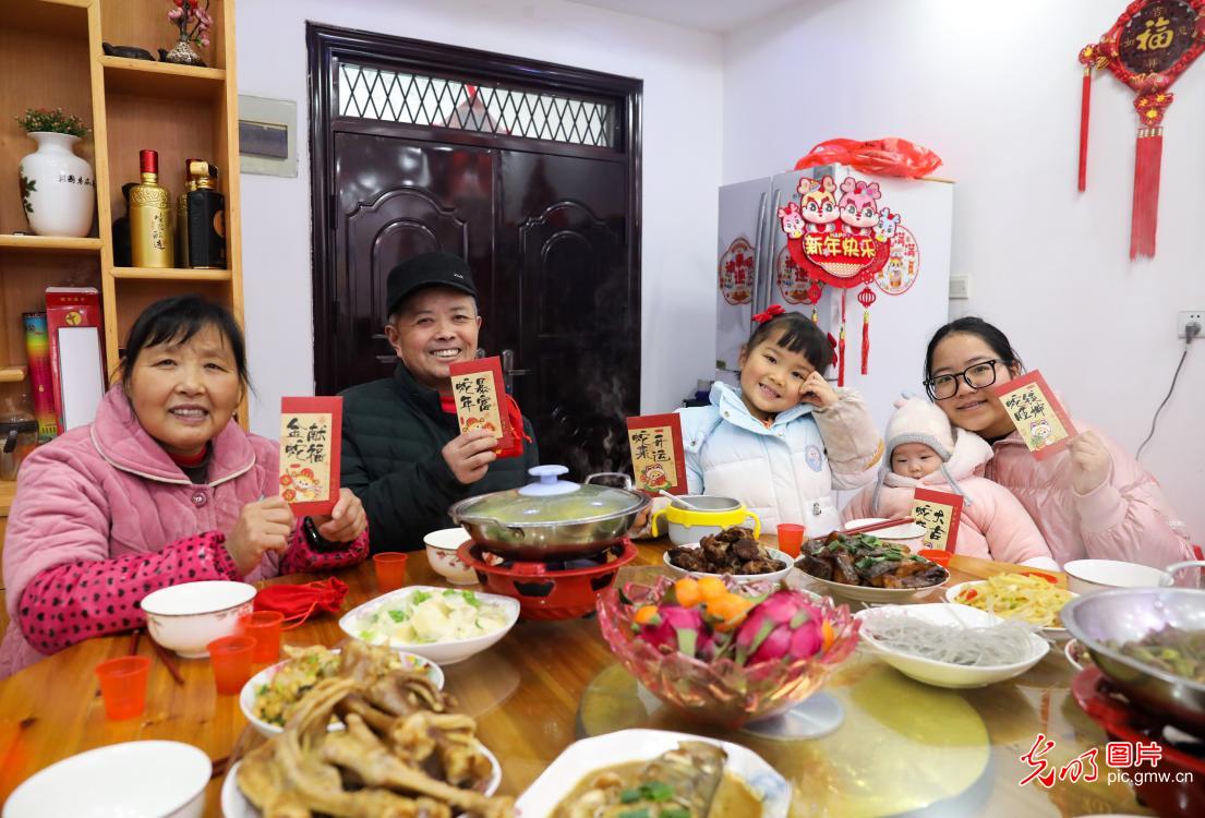 【新春走基层】除夕饭香飘四海 团圆年味满人间 【新春走基层】除夕饭香飘四海 团圆年味满人间