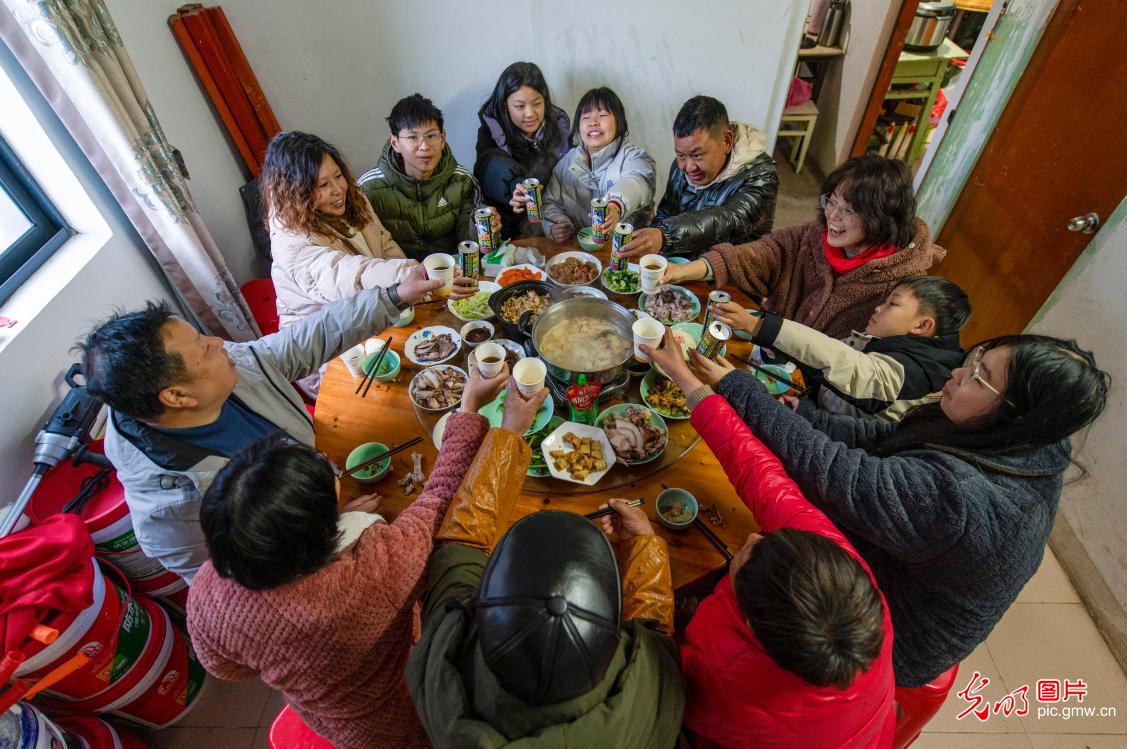 【新春走基层】除夕饭香飘四海 团圆年味满人间 【新春走基层】除夕饭香飘四海 团圆年味满人间