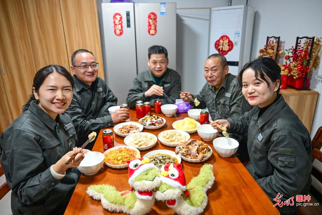 【新春走基层】除夕饭香飘四海 团圆年味满人间 【新春走基层】除夕饭香飘四海 团圆年味满人间