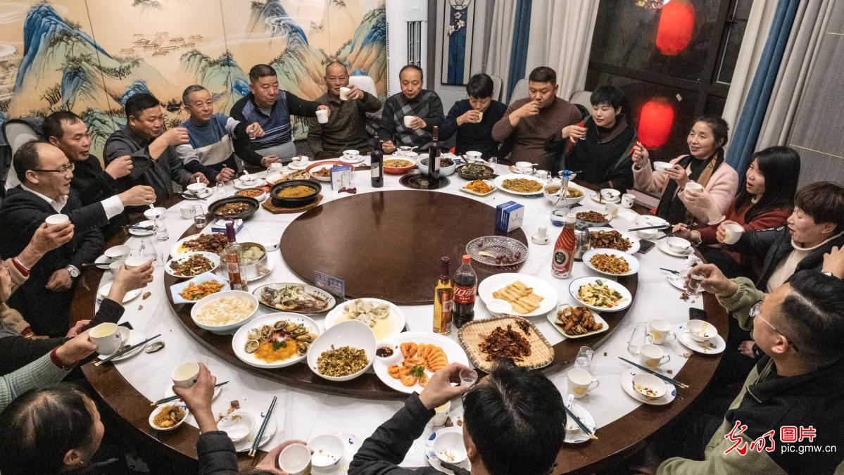 【新春走基层】除夕饭香飘四海 团圆年味满人间 【新春走基层】除夕饭香飘四海 团圆年味满人间