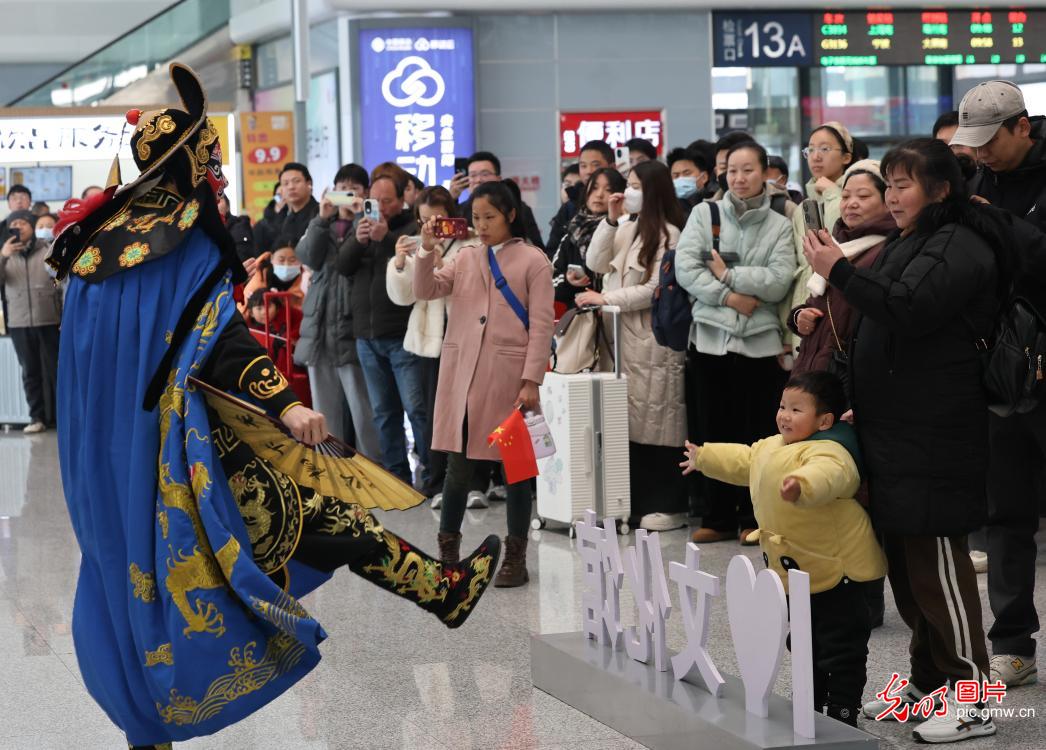 火车站庆元宵 传统文化润旅途