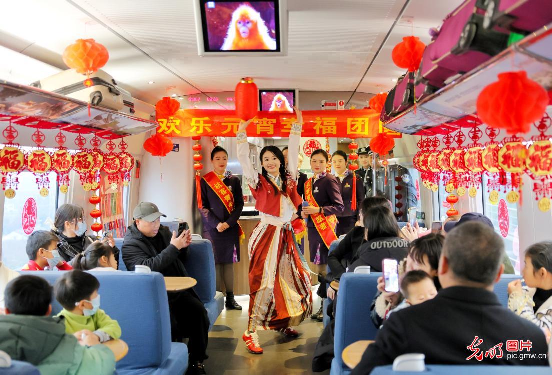 火车站庆元宵 传统文化润旅途