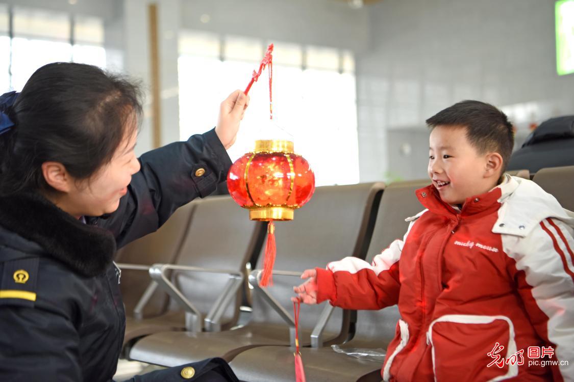 火车站庆元宵 传统文化润旅途