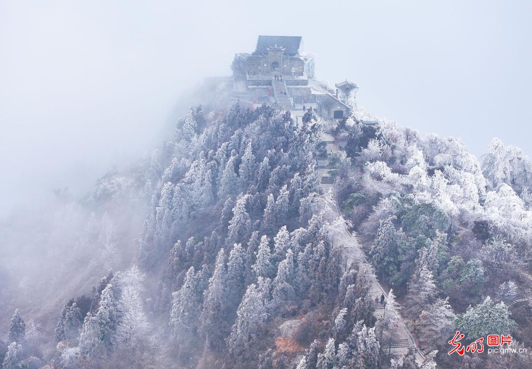 冰雪南岳引游人