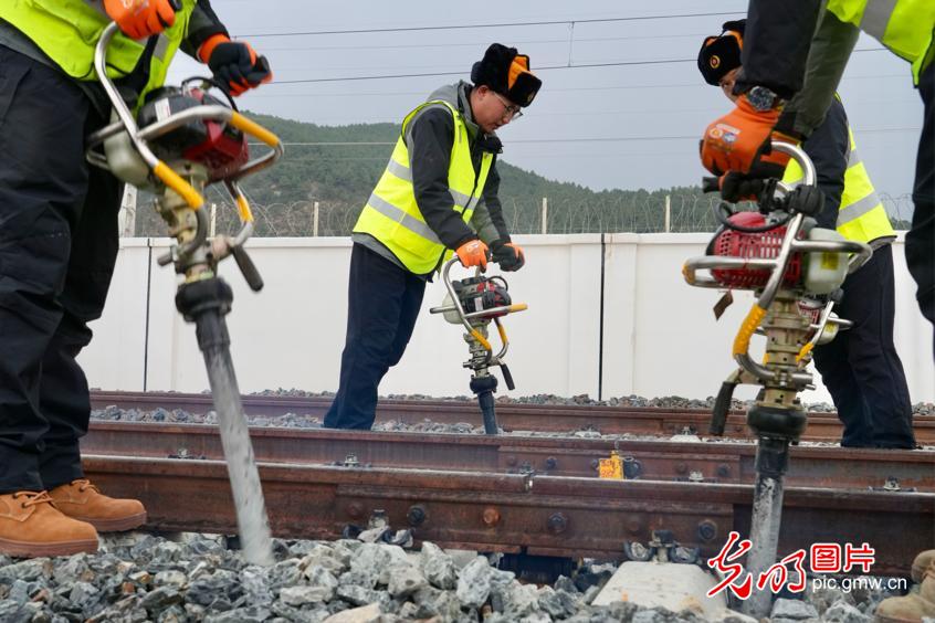 【发现最美铁路】云端上的“毫米级”守护者——丽香铁路养护工