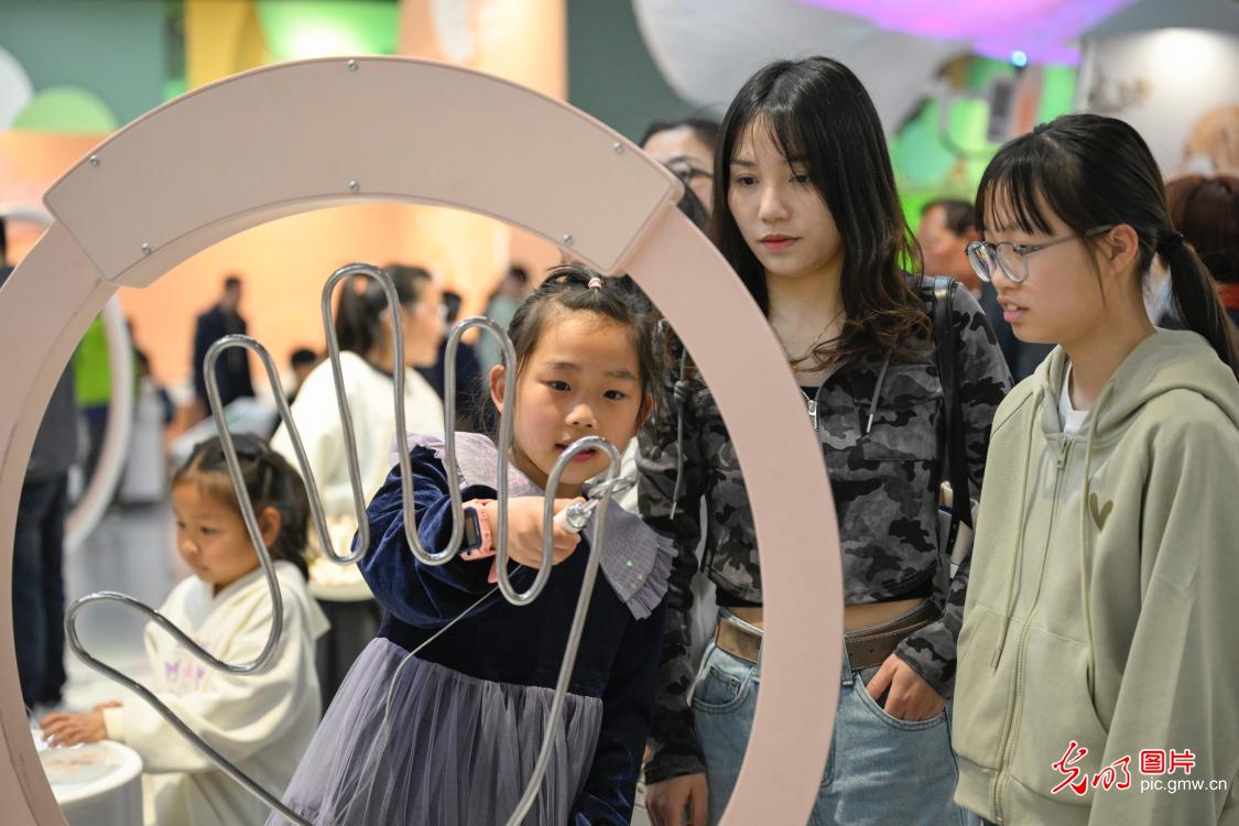 体验科普设备 学习科技知识