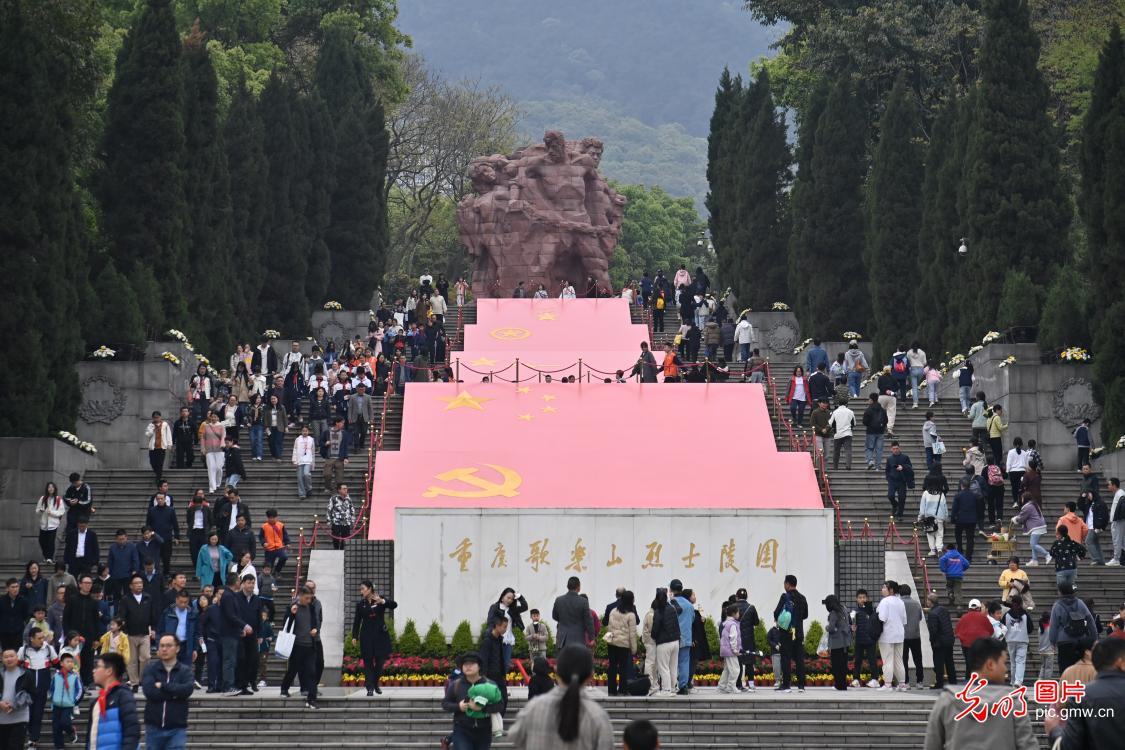 清明祭英烈 薪火永相传