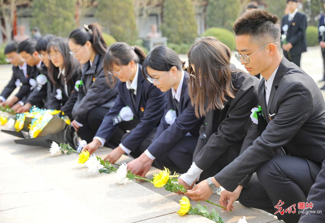 清明祭英烈 薪火永相传
