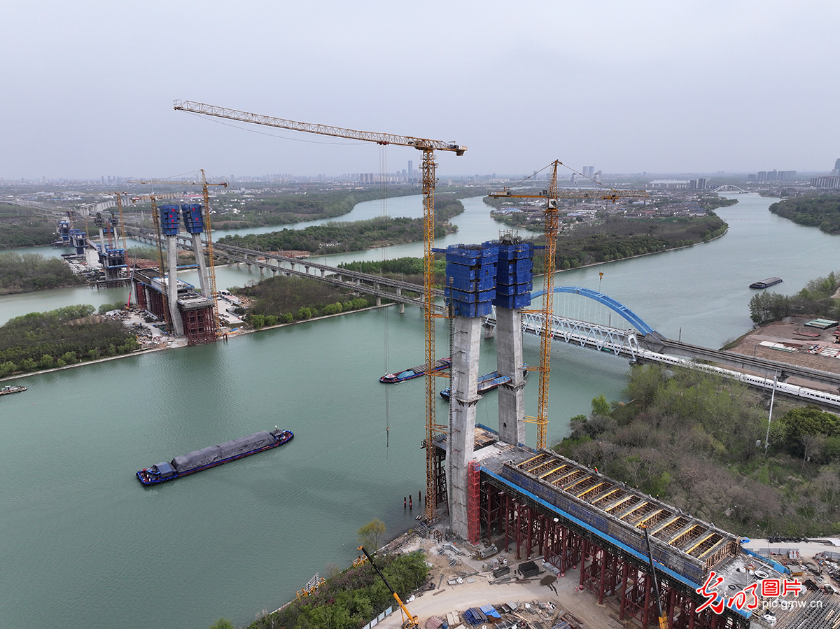 江苏扬州：跨京杭大运河斜拉桥建设有序推进