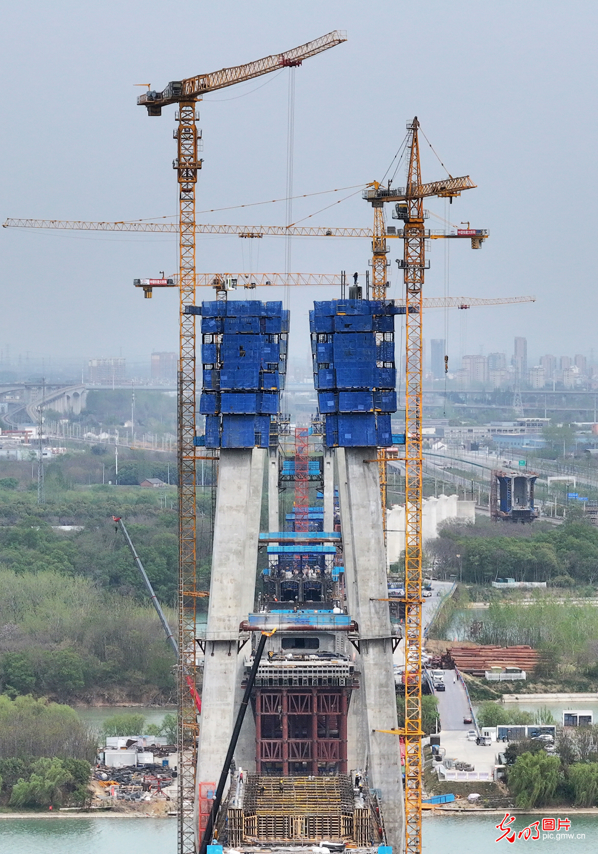 江苏扬州：跨京杭大运河斜拉桥建设有序推进